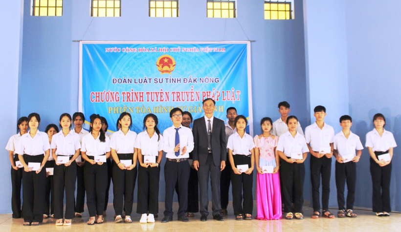 Đoàn Luật sư tỉnh Đắk Nông tuyên truyền pháp luật tại Trường THPT Dân tộc nội trú N’Trang Lơng 9 Luật sư Nguyễn Thanh Huy, Chủ nhiệm, cùng Luật sư Trần Văn Duẩn, Phó Chủ nhiệm Đoàn Luật sư tỉnh Đắk Nông đã trao tặng những suất học bổng ý nghĩa đến các em học sinh vượt khó, học giỏi.
