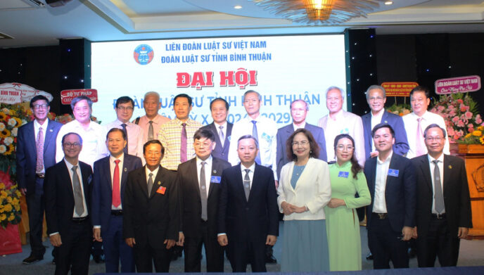 Các đại biểu chụp hình lưu niệm.