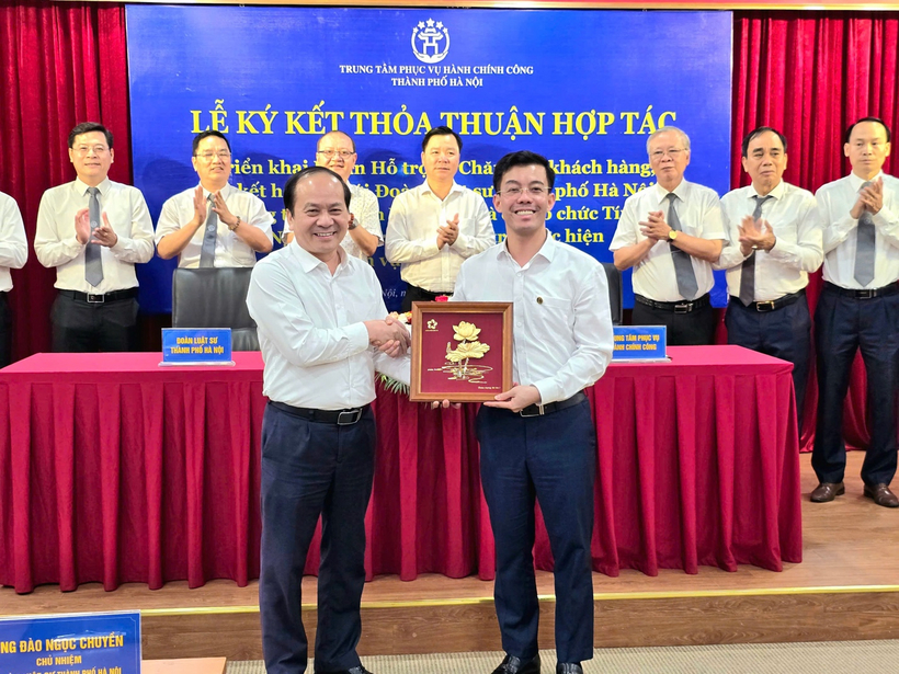 Đoàn Luật sư thành phố Hà Nội và Trung tâm phục vụ Hành chính công thành phố Hà Nội trao quà lưu niệm.