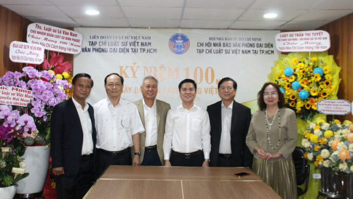 Đại diện lãnh đạo Liên đoàn Luật sư Việt Nam chúc mừng Văn phòng đại diện Tạp chí Luật sư Việt Nam nhân dịp Kỷ niệm 100 năm Ngày Báo chí cách mạng Việt Nam.