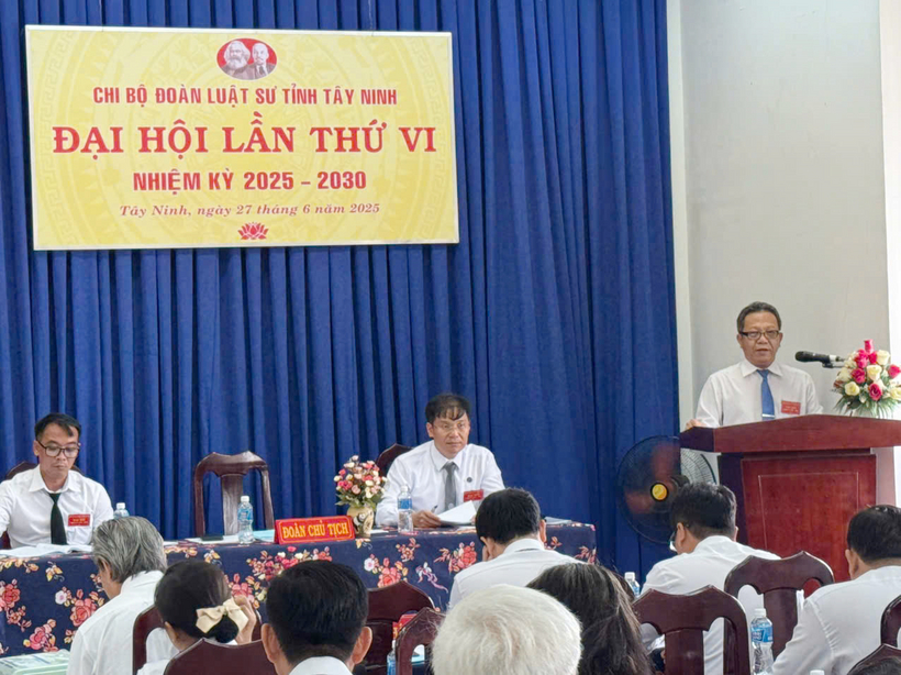 Luật sư Vương Sơn Hà, Bí thư Chi bộ, Chủ nhiệm Đoàn Luật sư tỉnh Tây Ninh phát biểu khai mạc Đại hội.