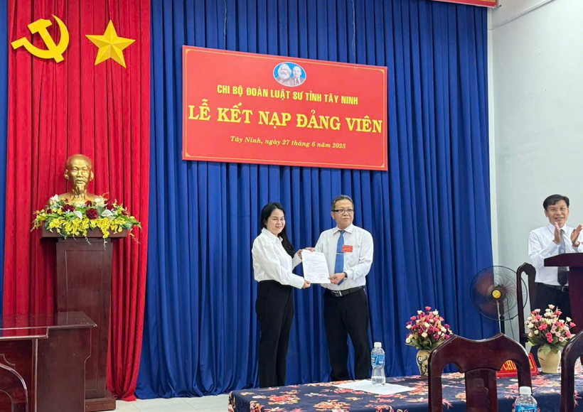 Luật sư Vương Sơn Hà, Bí thư Chi bộ trao quyết định kết nạp cho Đảng viên mới.