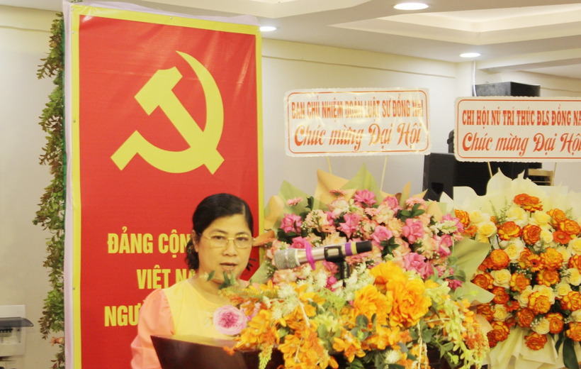 Bà Đinh Thị Trúc Ngân phát biểu tại Đại hội.
