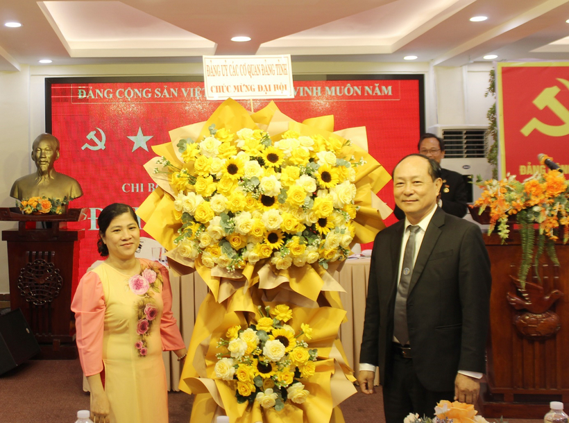 Bà Đinh Thị Trúc Ngân tặng hoa chúc mừng Đại hội.