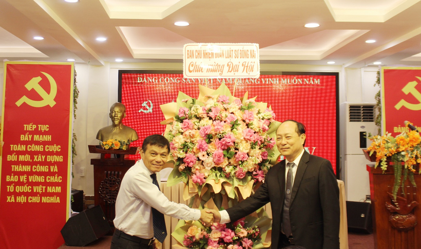 Luật sư Phạm Quốc Trung đại diện Ban Chủ nhiệm Đoàn Luật sư tặng hoa chúc mừng Đại hội.