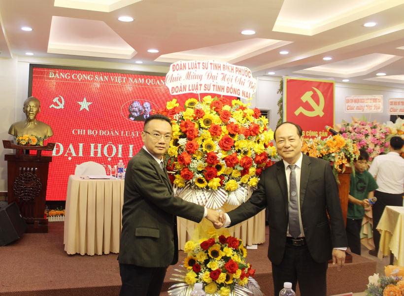 Đại diện Ban Chủ nhiệm Đoàn Luật sư tỉnh Bình Phước tặng hoa chúc mừng Đại hội.