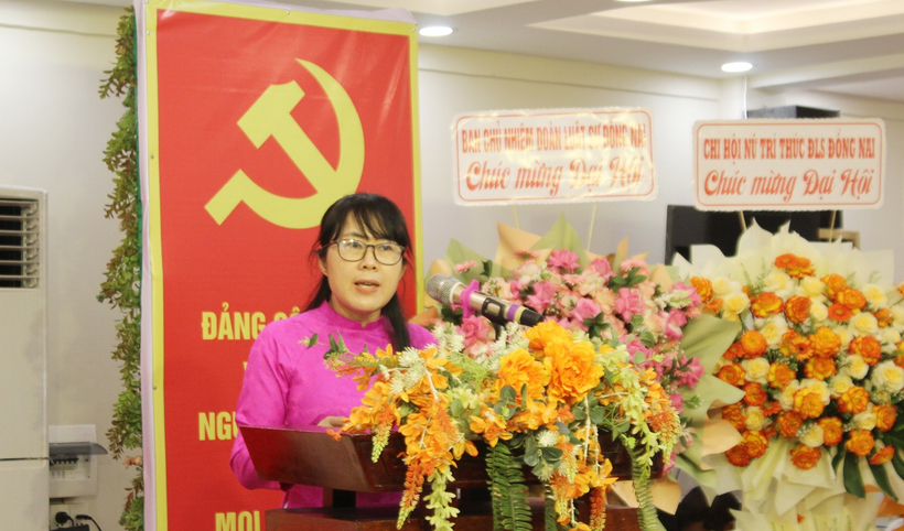 Luật sư Nguyễn Ngọc Anh thông qua Nghị quyết Đại hội.