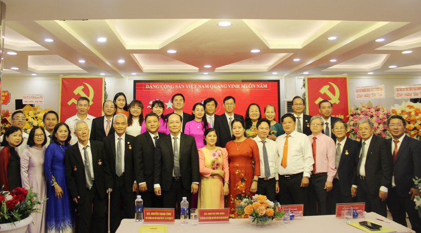 Đại biểu tham dự Đại hội chụp ảnh lưu niệm.