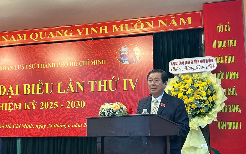 Luật sư Nguyễn Văn Hậu báo cáo tại Đại hội.