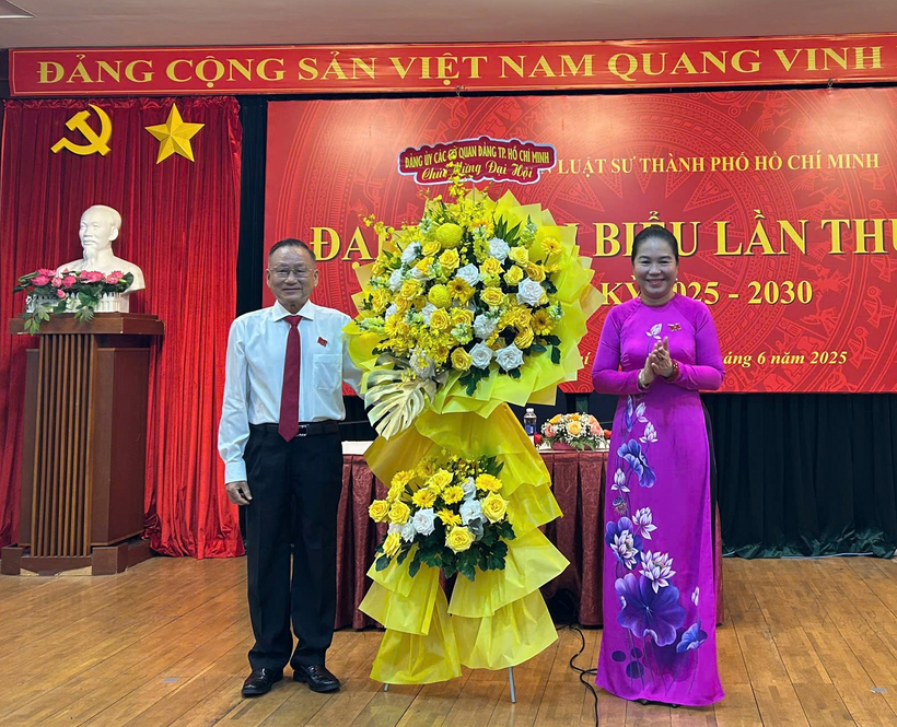 Bà Lê Thị Hồng Nga tặng hoa chúc mừng Đại hội.