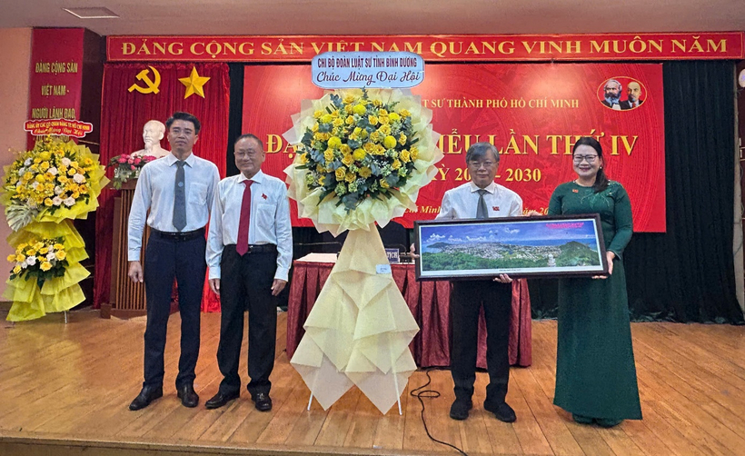 Luật sư Phạm Văn Viện, Bí thư Chi bộ Đoàn Luật sư tỉnh Bình Dương và Luật sư Bùi Thanh Yến, Bí thư Chi bộ Đoàn Luật sư tỉnh Bà Rịa - Vũng Tàu tặng hoa và quà lưu niệm chúc mừng Đại hội.