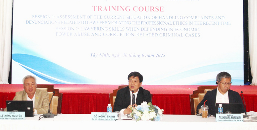 Luật sư, Tiến sĩ Đỗ Ngọc Thịnh, Luật sư Lê Hồng Nguyên và Luật sư Tsukahara Masantori điều hành khóa tập huấn.