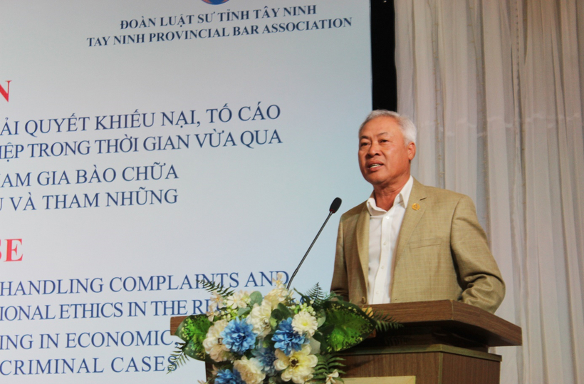 Luật sư Lê Hồng Nguyên trao đổi tại khóa tập huấn.