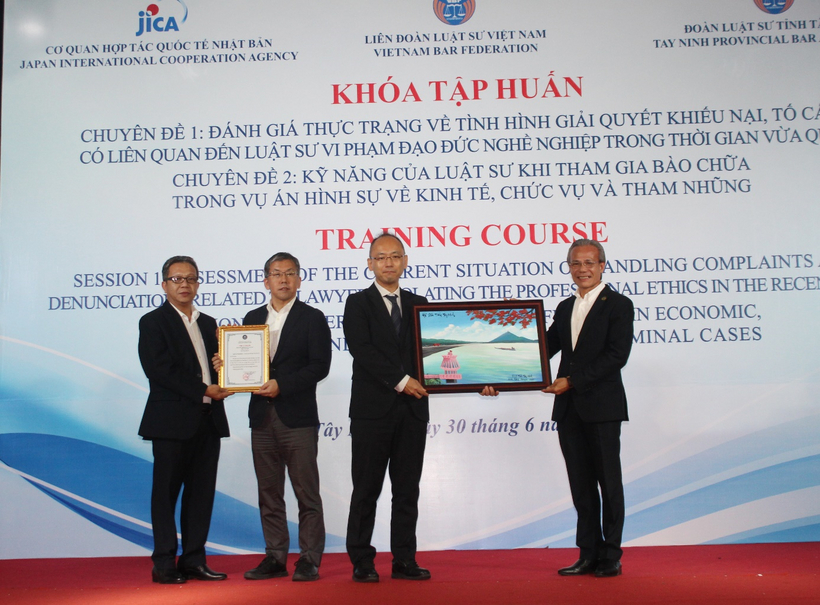 Đoàn Luật sư tỉnh Tây Ninh tặng quà lưu niệm và tri ân tới Cơ quan hợp tác quốc tế Nhật Bản (JICA).