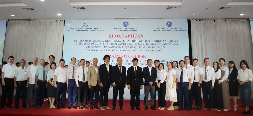 Đại biểu chụp ảnh lưu niệm.