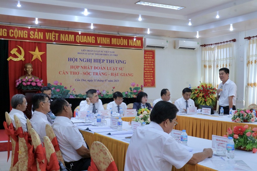 Phó Giám đốc Sở Tư pháp thành phố Cần Thơ phát biểu chỉ đạo Hội nghị.
