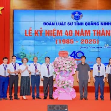 Lãnh đạo Liên đoàn Luật sư Việt Nam tặng hoa chúc mừng Đoàn Luật sư tỉnh Quảng Ninh.