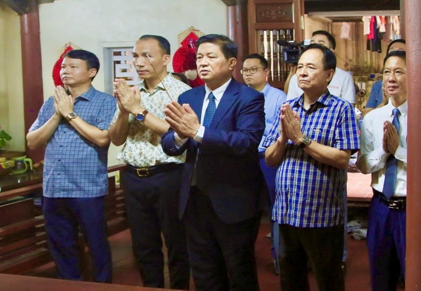 Lãnh đạo Liên đoàn Luật sư Việt Nam, Tạp chí Luật sư Việt Nam cùng các thành viên tại lễ dâng hương cố Tiến sĩ, Luật sư Phan Văn Trường.