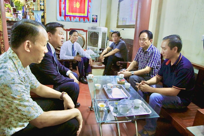 Tiến sĩ, Luật sư Đỗ Ngọc Thịnh, Chủ tịch Liên đoàn Luật sư Việt Nam và Thạc sĩ, Nhà báo Đặng Ngọc Luyến, Tổng Biên tập Tạp chí Luật sư Việt Nam chia sẻ với hậu duệ cố Tiến sĩ, Luật sư Phan Văn Trường về những đóng góp của ông với nghề Luật sư Việt Nam.