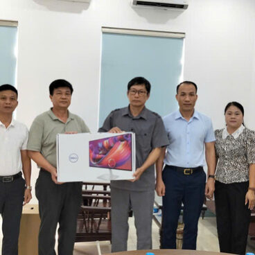 Luật sư, Tiến sĩ Đỗ Ngọc Thịnh, Chủ tịch Liên đoàn Luật sư Việt Nam trao tặng 01 bộ máy tính cho Đoàn Luật sư tỉnh Phú Thọ.