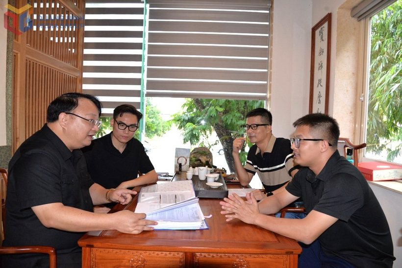 Luật sư Vũ Hữu Quý, Chủ nhiệm Đoàn Luật sư tỉnh Quảng Ninh, trao đổi nghiệp vụ với các thành viên.