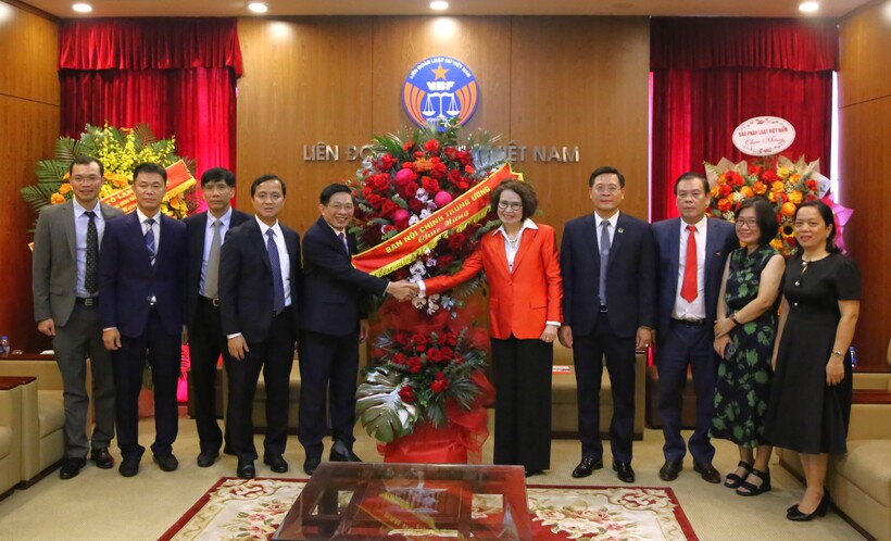 Ban Nội chính Trung ương tặng hoa chúc mừng Liên đoàn Luật sư Việt Nam.
