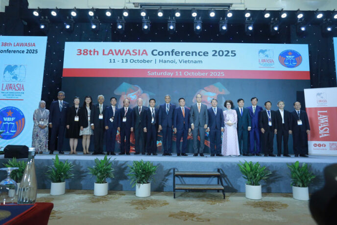 Phó Thủ tướng Lê Thành Long chụp ảnh lưu niệm cùng các đại biểu tại Hội nghị.