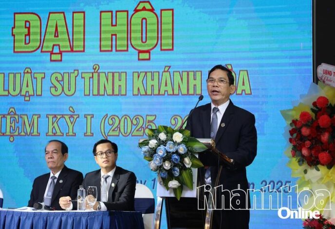 Luật sư Nguyễn Đình Thơ - đại diện Đoàn Chủ tịch phát biểu khai mạc đại hội.