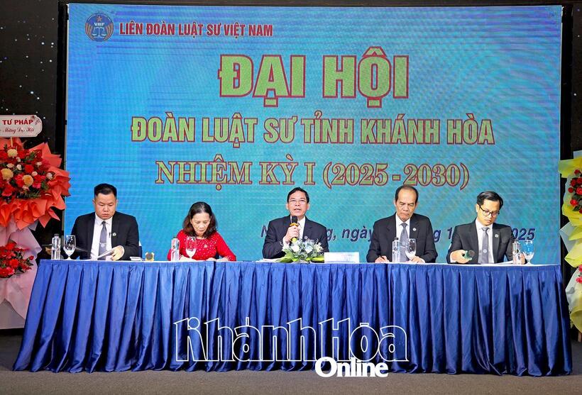 Đoàn Chủ tịch điều hành đại hội.