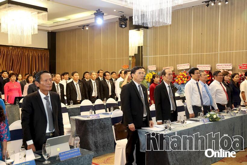 Các đại biểu thực hiện nghi thức chào cờ.