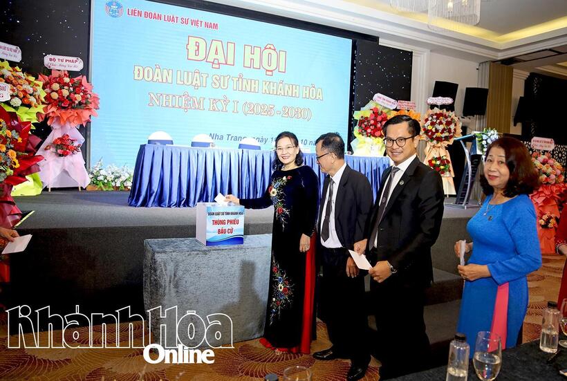 Các đại biểu bỏ phiếu bầu Ban Chủ nhiệm nhiệm kỳ mới.