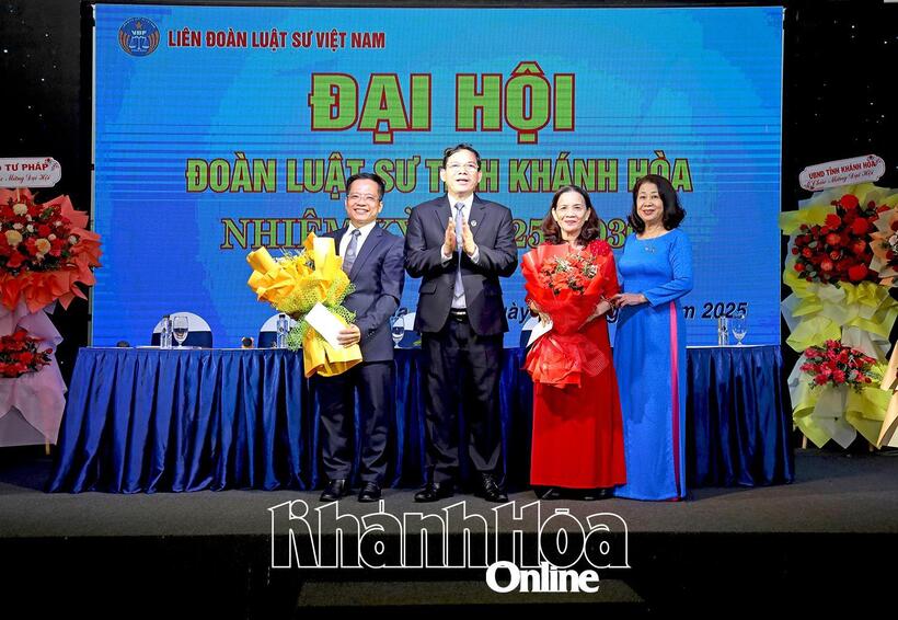 Đại hội tặng hoa các luật sư thôi tham gia Ban Chủ nhiệm.