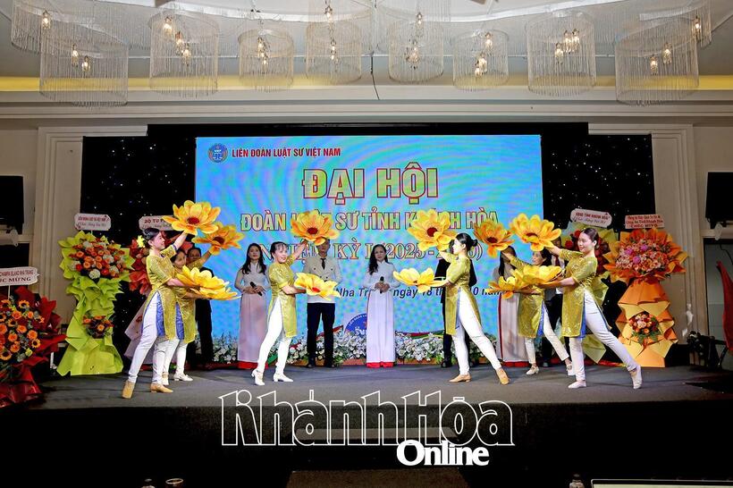 Một tiết mục văn nghệ chào mừng đại hội.