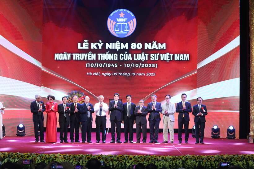Chủ tịch nước Lương Cường chụp ảnh lưu niệm cùng Lãnh đạo Liên đoàn Luật sư Việt Nam.