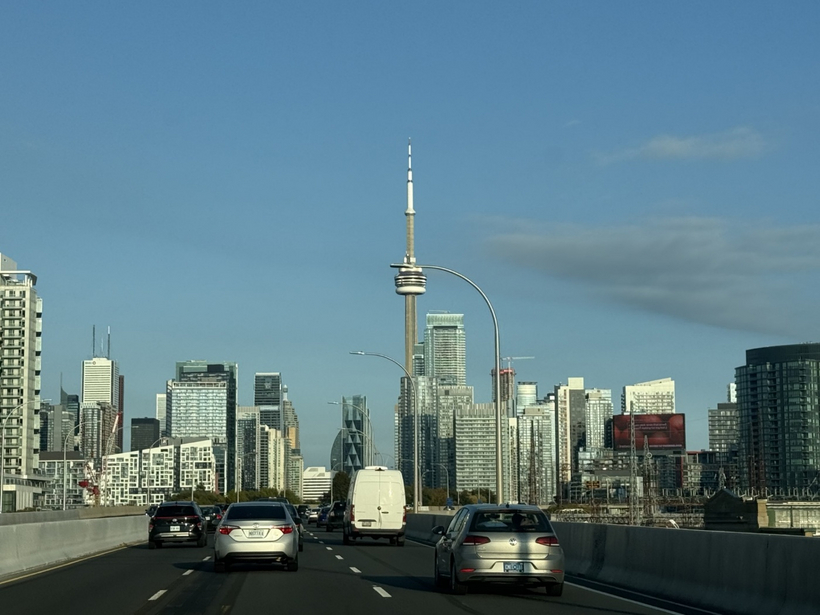 Nắng chiều trên cao tốc vào trung tâm Toronto.