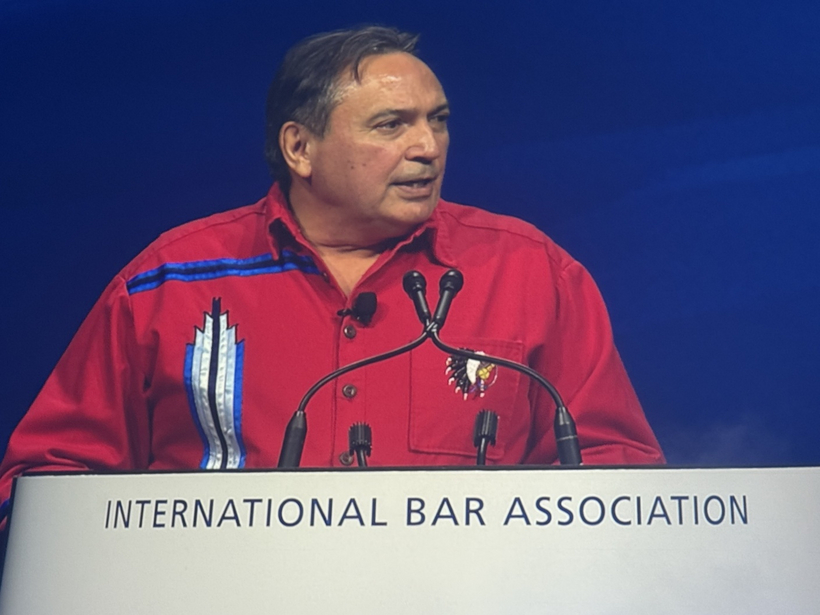 Nghề luật sư trong thế giới chuyển động không ngừng (Kỳ 2) 5 Trang phục mang màu sắc văn hóa của Tộc trưởng Perry Bellegrade khi phát biểu tại Lễ khai mạc.