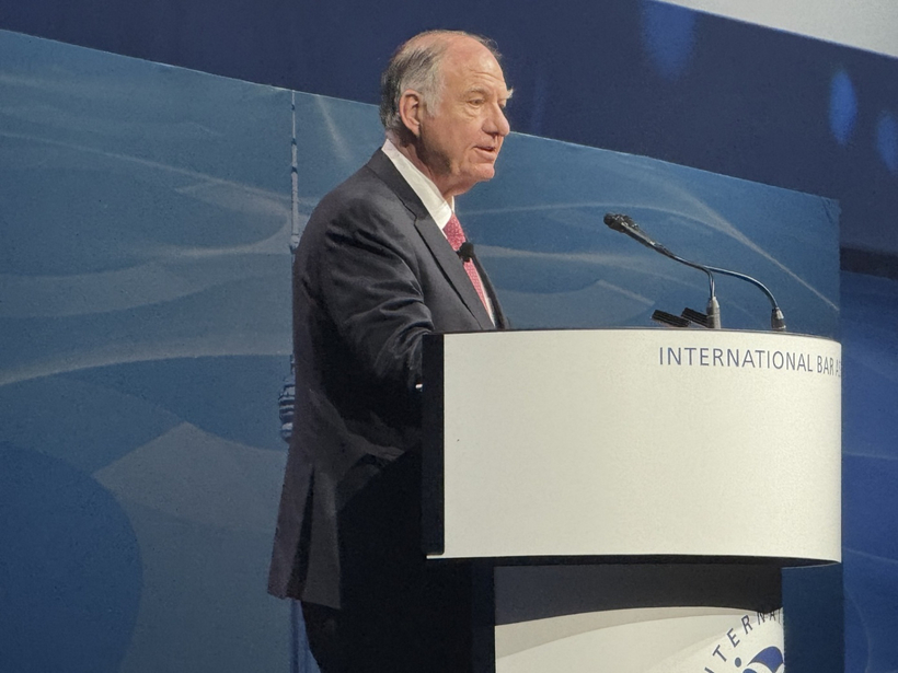 Nghề luật sư trong thế giới chuyển động không ngừng (Kỳ 2) 7 Ông Jaime Carey, Chủ tịch IBA phát biểu tại Lễ khai mạc.