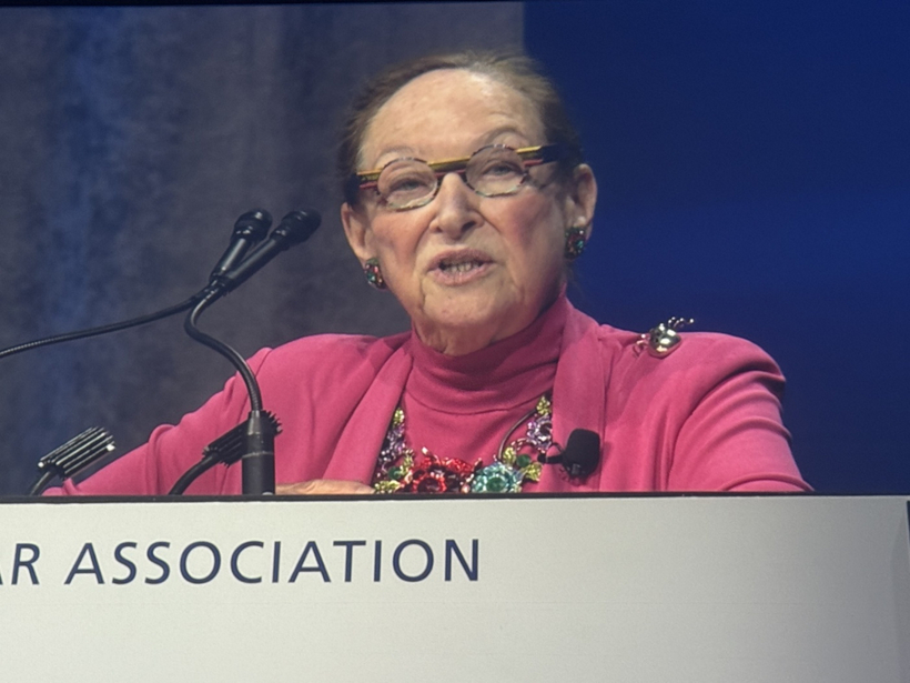 Nghề luật sư trong thế giới chuyển động không ngừng (Kỳ 2) 8 Một câu chuyện xúc động được bà Rosalie Silberman Abella kể lại…