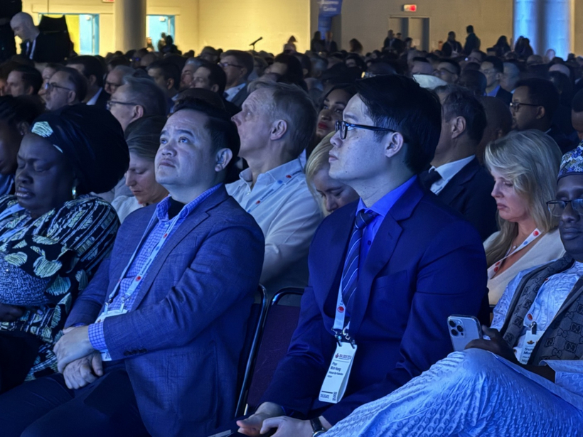 Nghề luật sư trong thế giới chuyển động không ngừng (Kỳ 2) 9 Các đại biểu tham dự Lễ khai mạc chú ý lắng nghe câu chuyện của bà Rosalie Silberman Abella.