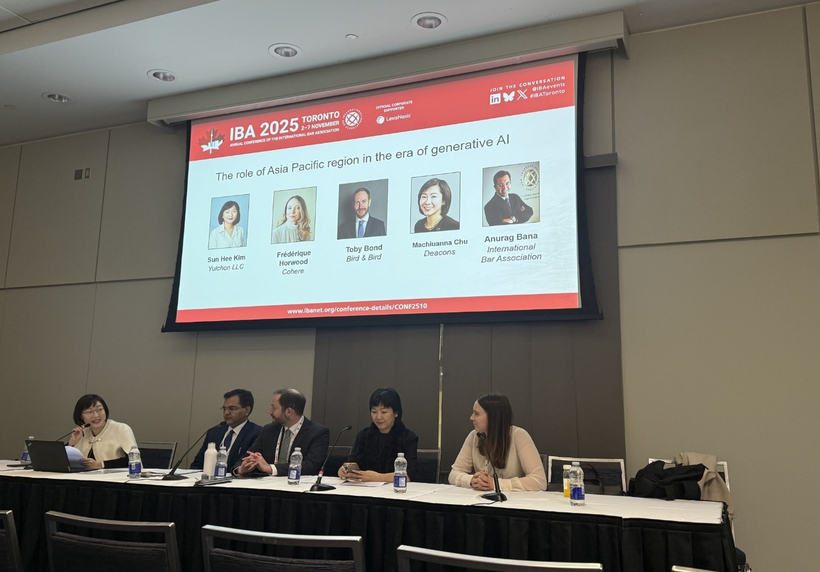 Luật sư điều hành và các diễn giả về chuyên đề “Vai trò của khu vực Châu Á - Thái Bình Dương trong kỷ nguyên AI tạo sinh” tổ chức sáng 03/11/2025.