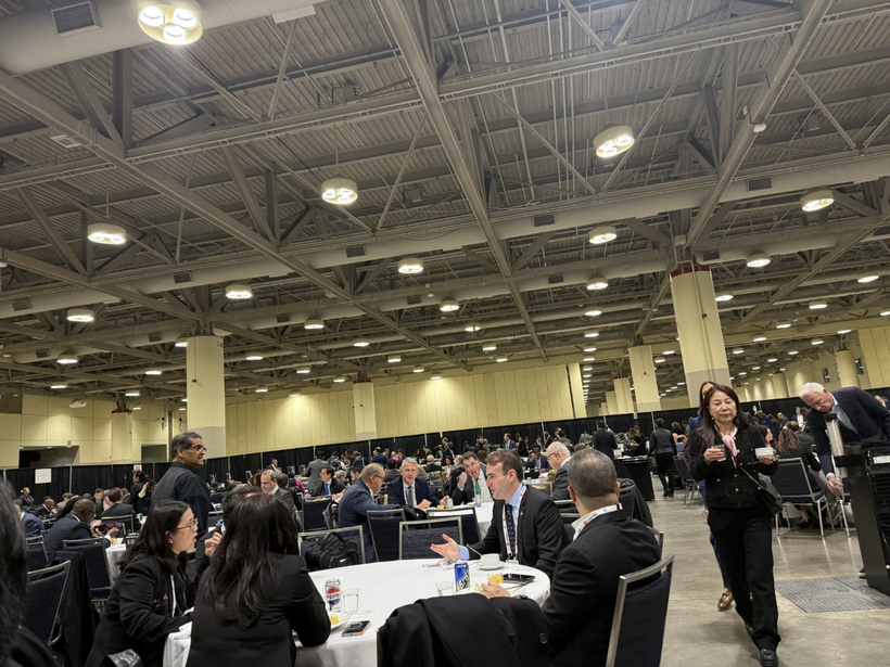 Nghề luật sư trong thế giới chuyển động không ngừng (Kỳ 3) 3 Các luật sư tranh thủ ăn trưa tại chỗ và kết nối trao đổi nghề nghiệp.