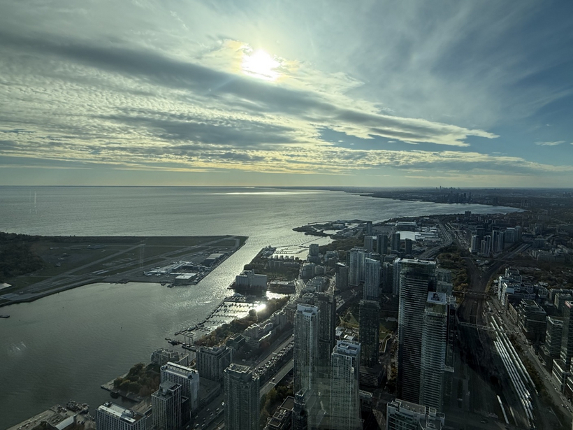 Nghề luật sư trong thế giới chuyển động không ngừng (Kỳ 4) 6 Biển hồ nhìn từ Tháp CN Toronto cao 553m cuối giờ chiều ngày 04/11/2025.