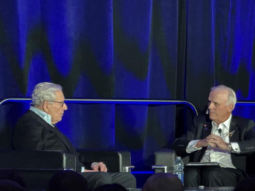 Nghề luật sư trong thế giới chuyển động không ngừng (Kỳ cuối) 6 Giám đốc điều hành IBA Mark Ellis (bên phải) đặt câu hỏi với nhà báo Bob Woodward vào chiều 04/11/2025.