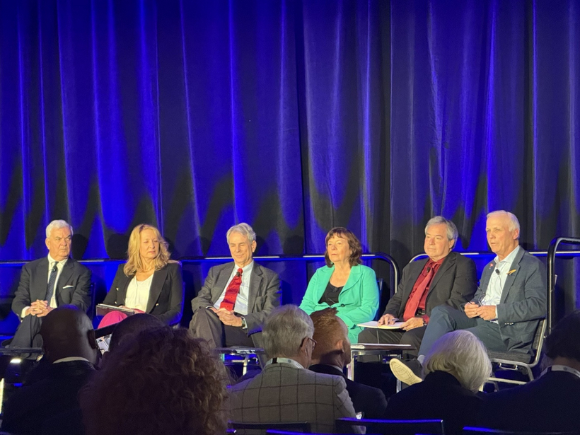 Nghề luật sư trong thế giới chuyển động không ngừng (Kỳ cuối) 8 Các diễn giả của chuyên đề “Một cuộc trò chuyện về luật pháp quốc tế dưới thời Tổng thống D. Trump”.