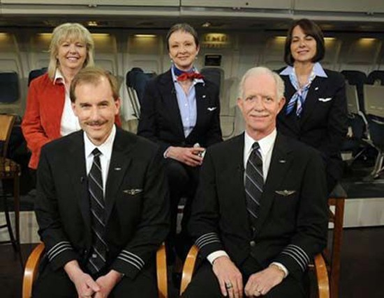 Nghề luật sư trong thế giới chuyển động không ngừng (Kỳ cuối) 9 Cơ trưởng Chesley “Sully” Sullenberger (phải) cùng cơ phó Jeff Skiles và ba tiếp viên phục vụ trên chuyến bay 1549.