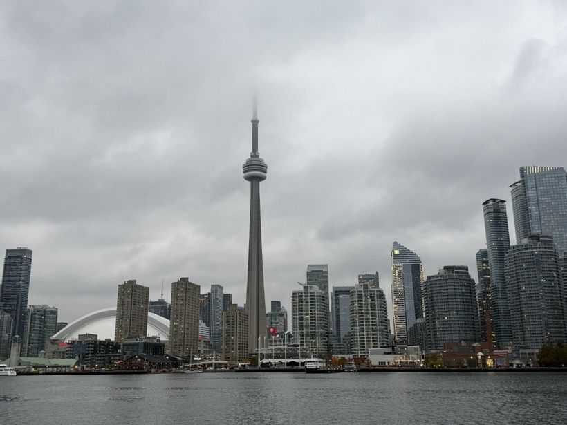 Nghề luật sư trong thế giới chuyển động không ngừng (Kỳ cuối) 11 Toronto nhìn từ trên tàu chạy trên Biển hồ trong một chiều cuối tuần lạnh giá.