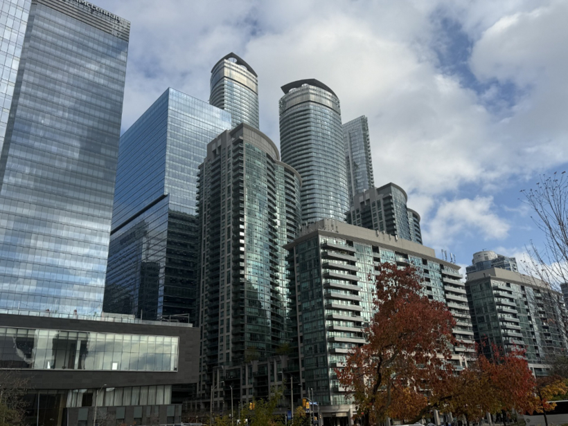 Nghề luật sư trong thế giới chuyển động không ngừng (Kỳ 3) 7 Các tòa nhà bên hông Trung tâm Hội nghị Metro.