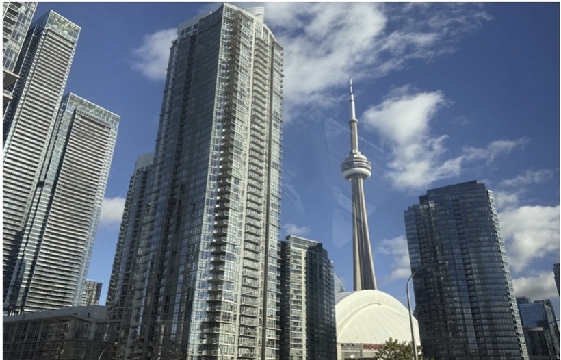 Nghề luật sư trong thế giới chuyển động không ngừng 1 Nắng tỏa vàng trên các tòa cao ốc Toronto trên đường từ sân bay về trung tâm thành phố sáng 01/11/2025.