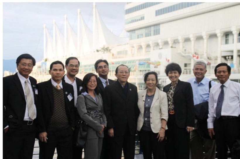 Các thành viên trong Đoàn chụp ảnh trước Khách sạn nơi diễn ra Hội nghị thường niên năm 2012 của Hiệp hội Luật sư Canada (CBA).