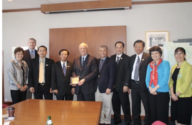 Nghề luật sư trong thế giới chuyển động không ngừng 6 Chánh án Tòa án bang British Columbia (Thomas J. Crabtree) chụp ảnh lưu niệm với Đoàn VBF.